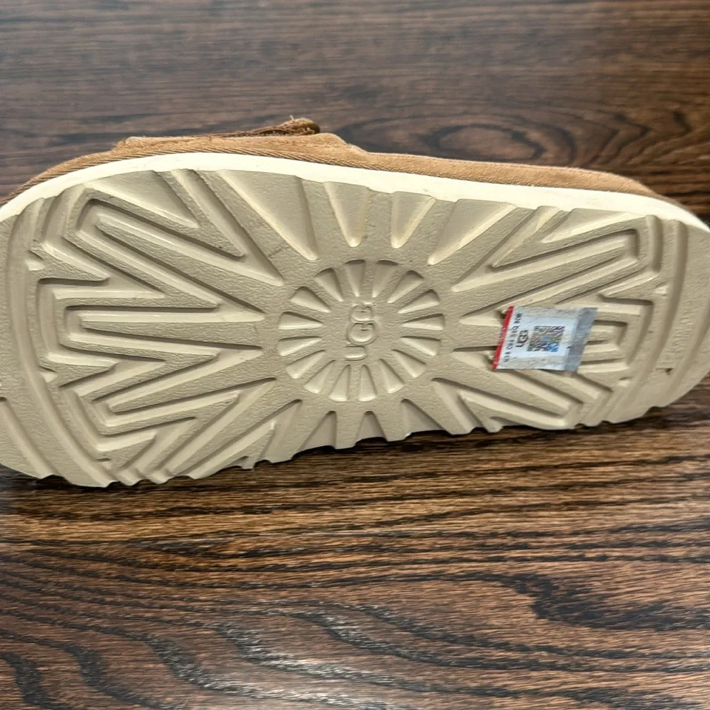 UGG Slip On Shoes LIKE NEW - Picture 4 of 8